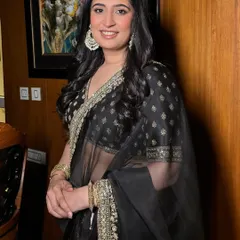 A full view of this bridesmaid's elegant look. The soft glam makeup lets her eyes do the talking and perfectly complements her stunning black and gold saree.
