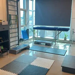 Welcome to my physiotherapy and exercise therapy clinic. This is where my two worlds of physiotherapy and fitness coaching come together. It's a space designed for safe, effective, and science-backed movement, ensuring your health is always the top priority.