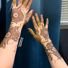 A beautiful Arabic-style floral design that trails from the wrist to the index finger. It's an elegant and popular choice for parties and festivals.