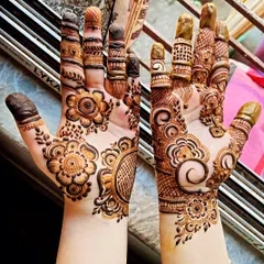 A designer style with a mix of bold flowers, swirls, and detailed finger work. I love how different the two hands look, yet they complement each other perfectly.
