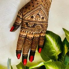 A striking geometric design on the back of the hand. The bold triangular pattern is filled with intricate details, creating a modern yet traditional look.
