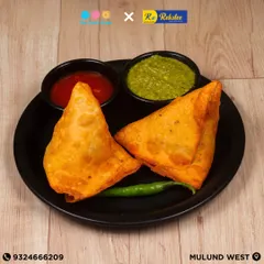 The perfect party snack: hot and crispy samosas served with sweet and spicy chutneys. You can pre-book all your food orders with us.