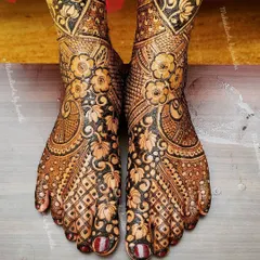 Another angle of the full-coverage floral feet design. The intricate patterns cover the feet completely, creating a stunning look that is perfect for a bride.