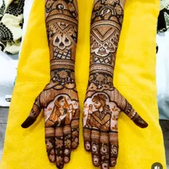Capturing the moment of 'I do'. This design features a beautiful varmala ceremony portrait, with the bride and groom exchanging garlands, a cherished memory immortalized in henna.