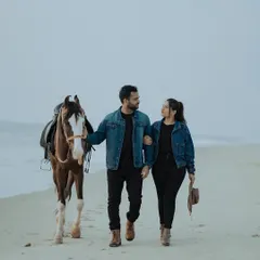 A themed pre-wedding shoot on the beach featuring a horse. Incorporating elements like this adds a unique, rustic, and adventurous feel to your seaside photo album.