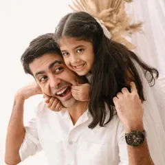 A piggyback ride full of laughter. This photo captures the playful and fun-loving relationship between a father and his daughter, a memory of pure joy.