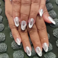 For a truly bold statement, I combined a white French tip base with a reflective silver chrome overlay. I added delicate pearl details to a few nails for an extra touch of glamour.