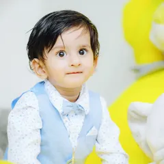 A bright and happy portrait of Kiyansh on his first birthday. Even in a party setting, I take the time to capture classic, well-lit portraits of the birthday boy looking his best.