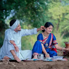 A quiet moment during our Shetkari themed shoot. The couple is seated for a rustic meal, and I captured this candid interaction that speaks volumes about their bond.