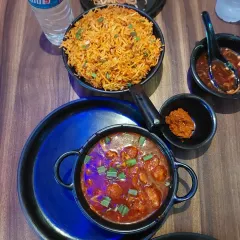 A perfect Chinese combo meal of vegetable fried rice and a spicy Manchurian gravy. It's a complete and comforting meal for one.