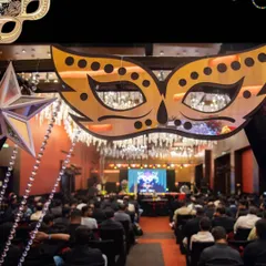 The entrance sets the tone for the entire event. For this masquerade party, I used large, custom-cut mask props and hanging decorations to immediately immerse guests in the theme as they entered the main hall.