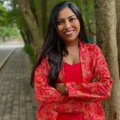 A warm and approachable outdoor headshot. This look reflects my friendly and down to earth personality, great for community events and team building activities.