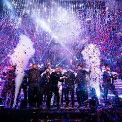 Let the celebrations explode! A high-energy Sangeet night where the couple and their loved ones are the stars of a spectacular show, complete with confetti, lights, and non-stop dancing. 💃