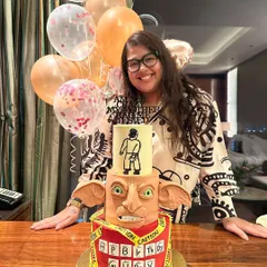 A cake that combines two passions: Harry Potter and The Big Bang Theory. This two-tiered creation features a sculpted Dobby head and a Sheldon Cooper "Bazinga" topper, a truly unique design for my own birthday.