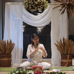 A moment of teaching during a women's wellness workshop. I focus on making complex topics like hormone health simple and accessible, providing practical tools that you can integrate into your daily life.