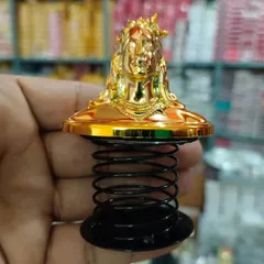 Yeh car dashboard ke liye spring-action Shiva idol hai. Iska golden finish bahut hi chamakdar hai.