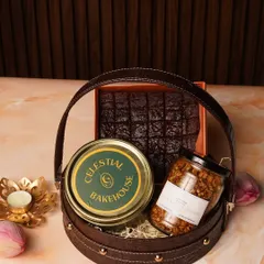 A closer look at our Raksha Bandhan gift basket, featuring our rich eggless brownies, a jar of handcrafted granola, and our signature cake tin. It’s a perfect blend of indulgence and wholesome goodness.
