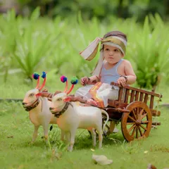 I love incorporating cultural elements into my shoots. This little one is enjoying a ride on a miniature bullock cart, a prop I provide for Maharashtrian themed photoshoots. It’s a beautiful way to connect with our heritage.