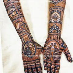 This full bridal set tells a story with palace architecture, swans, and a traditional pot (kalash). The highlight is the pair of peacocks, one on each hand, creating a beautiful symmetry.
