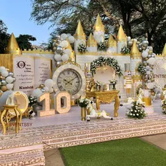A wide-angle view of the entire royal celebration stage, showing the scale of the castle, the balloon garlands, and the ornate furniture. Every detail is coordinated for a cohesive and impressive look.