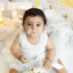 A little bit of cake, a whole lot of fun! This twinkle star themed cakesmash was pure magic. It’s not just about the mess, it’s about capturing that first taste of birthday cake and the wonder in their eyes.
