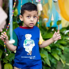 A young guest is fascinated by the hanging bells, a simple yet effective way to create an interactive and sensory experience that delights children.