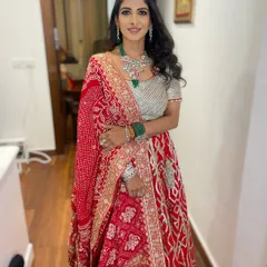 For this beautiful client attending a Bhajan Sandhya, I created a soft and warm sunset eye look. It perfectly complements her traditional red lehenga, creating a radiant and festive glow.