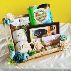 A perfect hamper for your bhai and bhabhi this Rakshabandhan! This beautiful wooden tray is filled with goodies like Mr. and Mrs. mugs, dry fruits, snacks, and a personalized photo frame to celebrate their bond.