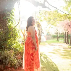 Capturing the golden hour light during a pre-wedding shoot. For this look, I created very soft makeup and gentle curls to give a warm, romantic, and sun-kissed effect.