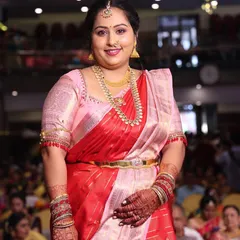A beautiful Muhurtham look for a South Indian bride. I focused on creating a flawless base that glows, paired with defined eyes and a lip color that enhances her features, ensuring she looks perfect for her main wedding ceremony.