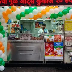 An Independence Day themed balloon arch in saffron, white, and green for the 'Yewale Amruttulya' tea shop. This is a great example of how I can create decorations for seasonal or national holiday promotions.
