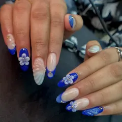 A beautiful blue and white set featuring 3D sculpted flowers and a seashell-like texture. It's a perfect design for a beach wedding or vacation.