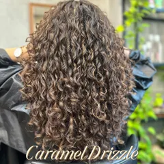 For all my curly girls, this is for you. A beautiful caramel drizzle color that enhances every single curl without compromising your hair's health or definition. I know how to make color work for your texture.