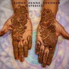 This simple Arabic mehndi design features a prominent paisley motif with delicate shading and finger details, perfect for a quick yet elegant application.