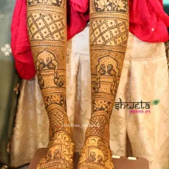 I pay just as much attention to the feet. This full-leg bridal mehendi features matching peacock and lotus motifs, ensuring a complete and stunning look from head to toe.