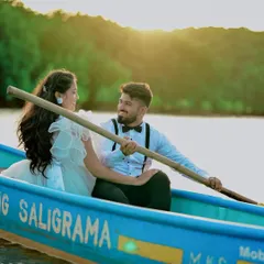I create timeless, romantic pre-wedding stories. This sunset boat shoot is a perfect example of how I combine beautiful locations, the right outfits, and professional photography to capture your love story.