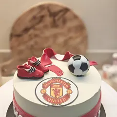 A close-up of the fondant toppers. I hand-sculpted the scarf and boots to make them look as realistic as possible.