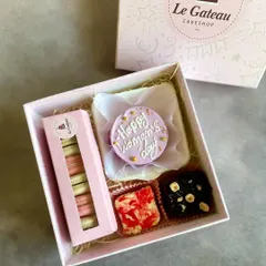 Our special hamper for International Women's Day. It includes a bento cheesecake, assorted macarons, and two types of brownies, making it a super delicious gift.