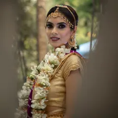 Here, the bride's Muhurtham makeup is designed to look flawless from every angle. The subtle base and defined eyes ensure she looks stunning in her wedding photos and videos.