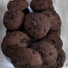 A close-up look at my sugar-free chocolate chip cookies. You can see the generous amount of chocolate chips in every single cookie.