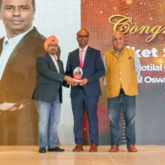 Niket Shah, CIO of Motilal Oswal AMC, on stage receiving his '40 Under 40' award in his bespoke magnetic blue suit. A moment of professional achievement, marked by a look of ambition and style.