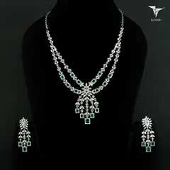 When you want to make an entrance, this is the set. Double-layered diamonds with vivid emerald accents are crafted to capture hearts and turn heads on nights made for grandeur.