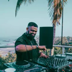 A smiling shot from a daytime gig at Salud Goa. The palm trees, the ocean breeze, and a groovy beat make for the perfect afternoon party.