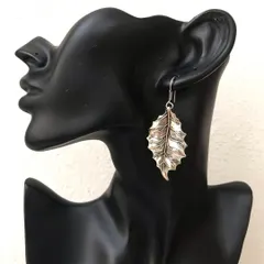 A simple yet striking boho-style earring. This silver-tone leaf drop earring is lightweight and perfect for adding a touch of nature-inspired elegance to your look.