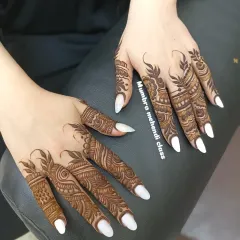 Another beautiful example of Arabic finger mehendi. Notice how the pattern flows with the natural shape of the hand.