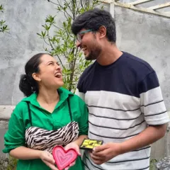 A candid moment of laughter and connection between two attendees. This is what happens when you put the phone down and meet someone new.