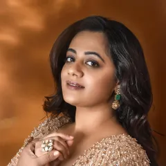 This portrait captures the complete Filmfare awards look for Spruha Varad, from the glowing makeup to the statement jewellery that perfectly complemented her metallic gown.