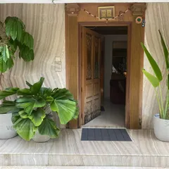 We helped create a welcoming and green entrance for this home using our large, lightweight FRC planters. These durable pots house a variety of foliage, including a Fan Palm and a Bird of Paradise, adding life and elegance to the entryway.