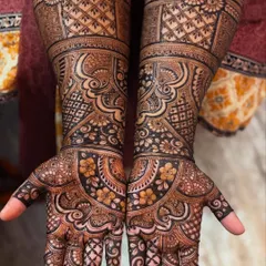 Guest mehendi deserves to be just as special. This is an example of a full, intricate design for a non-bridal client, showing that every hand at the party gets my full attention and detailed work.