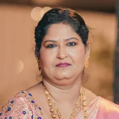 An elegant and subtle makeup look for the mother of the bride. My goal is to make every member of the family feel beautiful and confident.